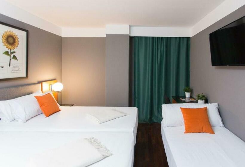 غرفة قياسية ثلاثية, Malcom And Barret