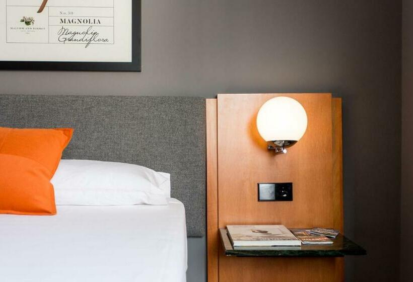 غرفة قياسية ثلاثية, Malcom And Barret