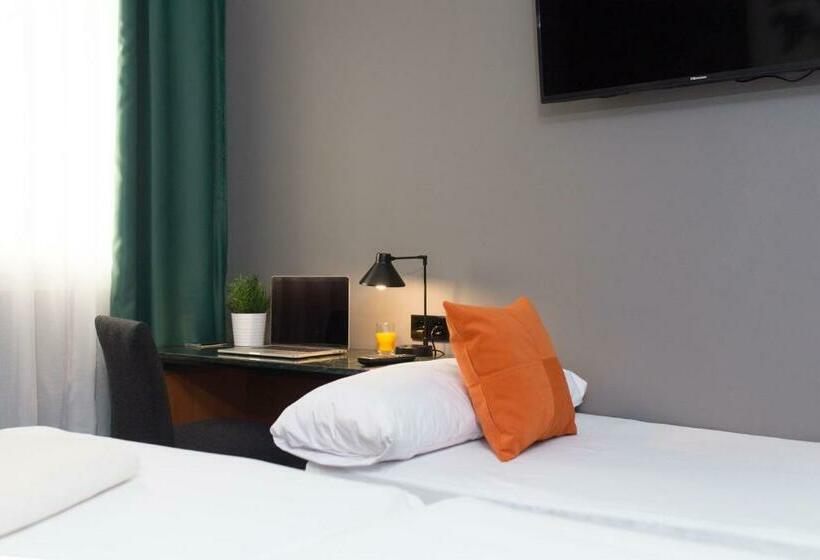 غرفة قياسية ثلاثية, Malcom And Barret