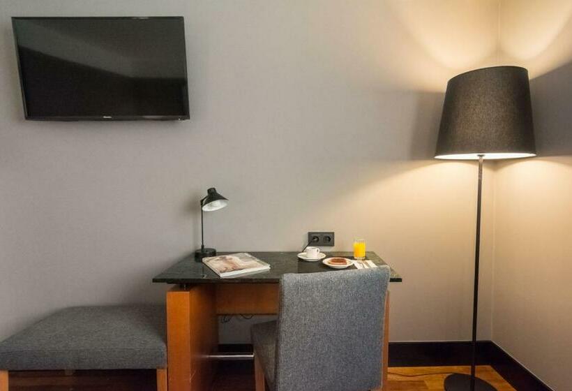 غرفة قياسية ثلاثية, Malcom And Barret