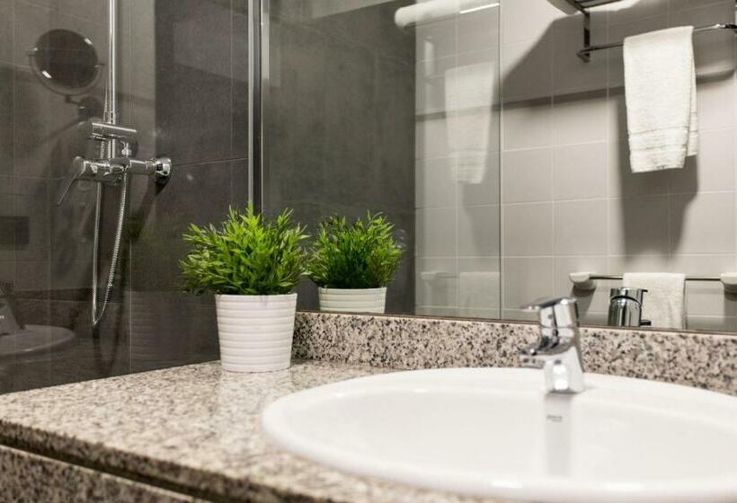 غرفة قياسية ثلاثية, Malcom And Barret