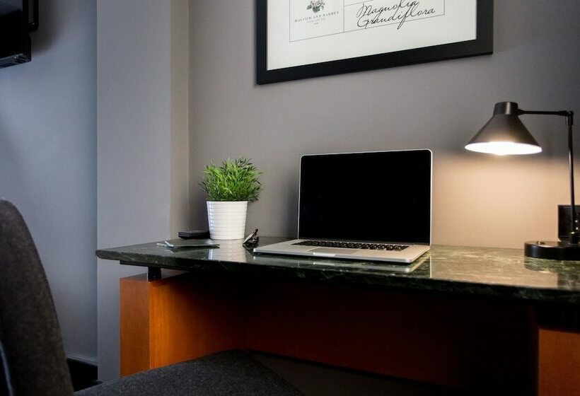 غرفة أساسية, Malcom And Barret