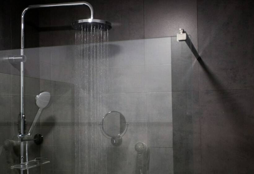 غرفة قياسية ثلاثية, Malcom And Barret