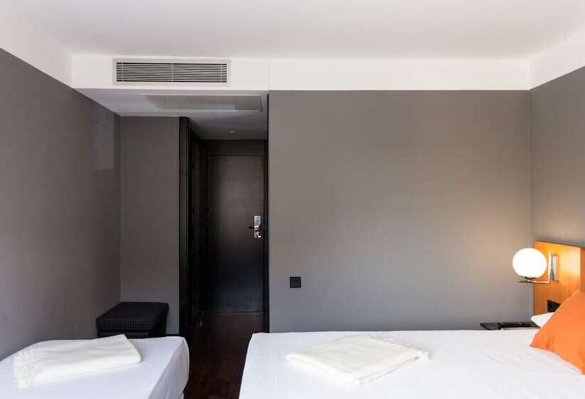 غرفة قياسية ثلاثية, Malcom And Barret