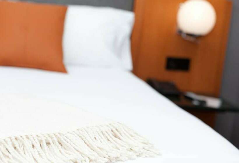 غرفة قياسية, Malcom And Barret