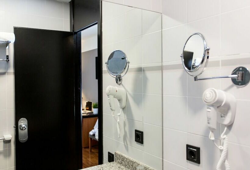 غرفة قياسية, Malcom And Barret