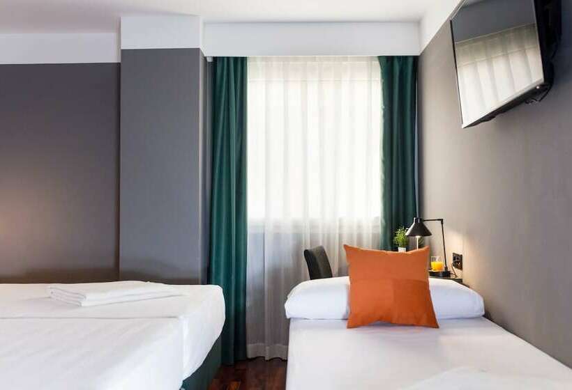 غرفة قياسية ثلاثية, Malcom And Barret