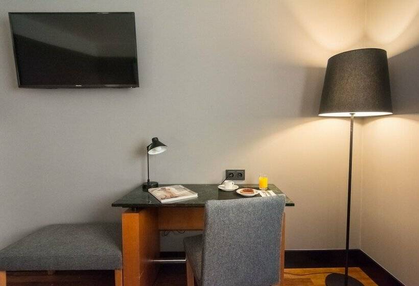 غرفة قياسية ثلاثية, Malcom And Barret