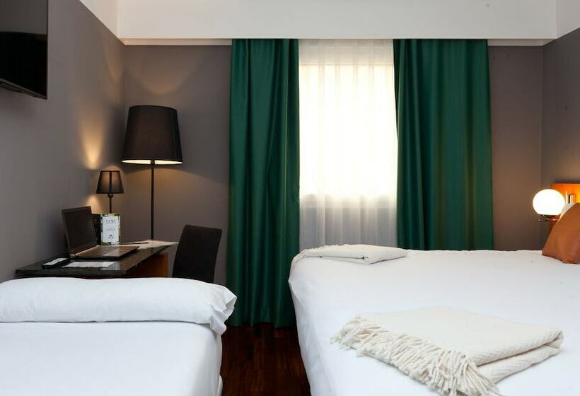 غرفة قياسية ثلاثية, Malcom And Barret