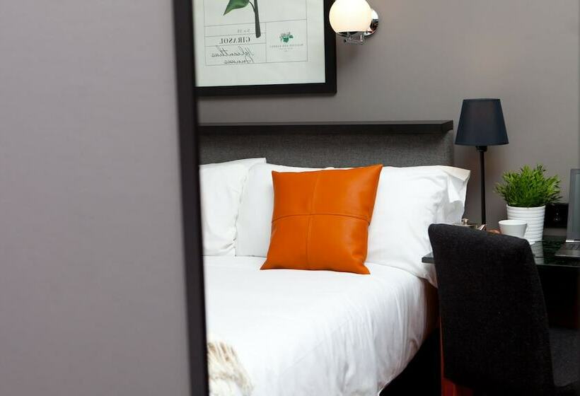 غرفة أساسية, Malcom And Barret