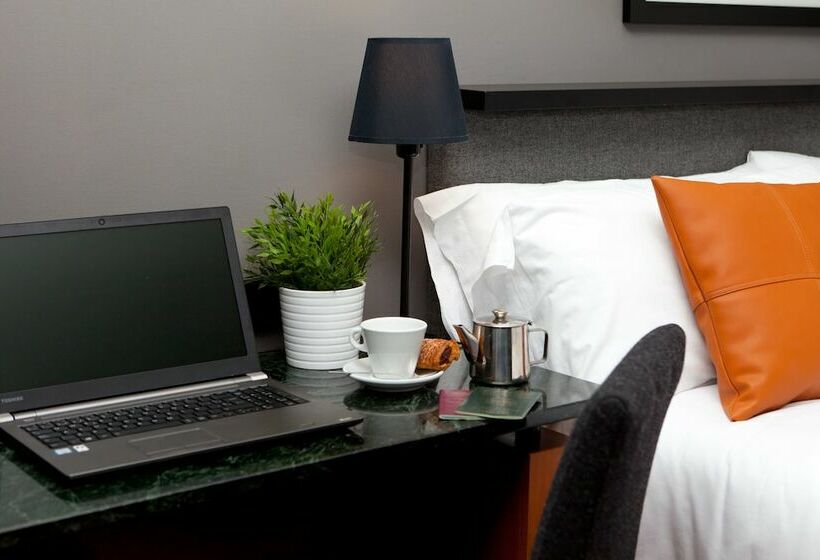 غرفة أساسية, Malcom And Barret