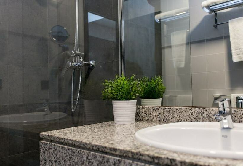 غرفة أساسية, Malcom And Barret