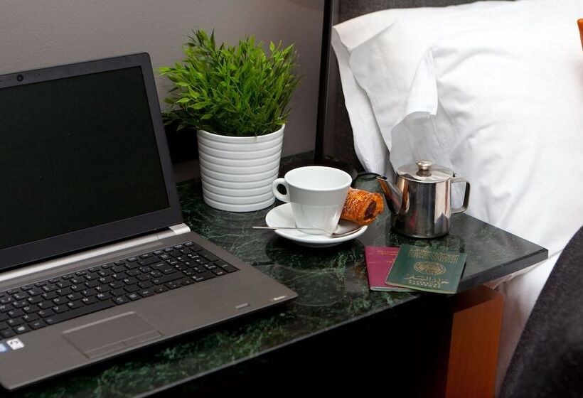 غرفة أساسية, Malcom And Barret