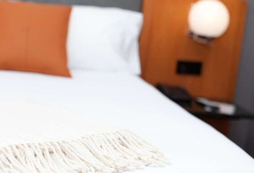 غرفة قياسية, Malcom And Barret