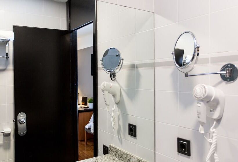 غرفة قياسية ثلاثية, Malcom And Barret