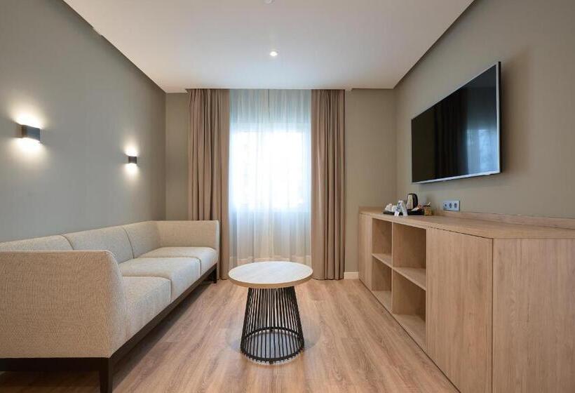 سوییت جونیور, Monte Triana