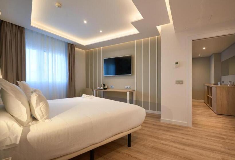 سوییت جونیور, Monte Triana