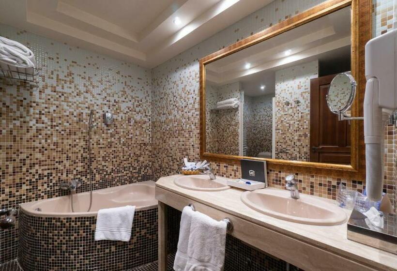 디럭스 스위트, Ms Amaragua