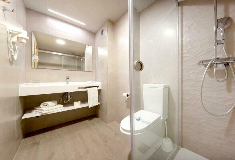 חדר משפחתי, Port Eugeni