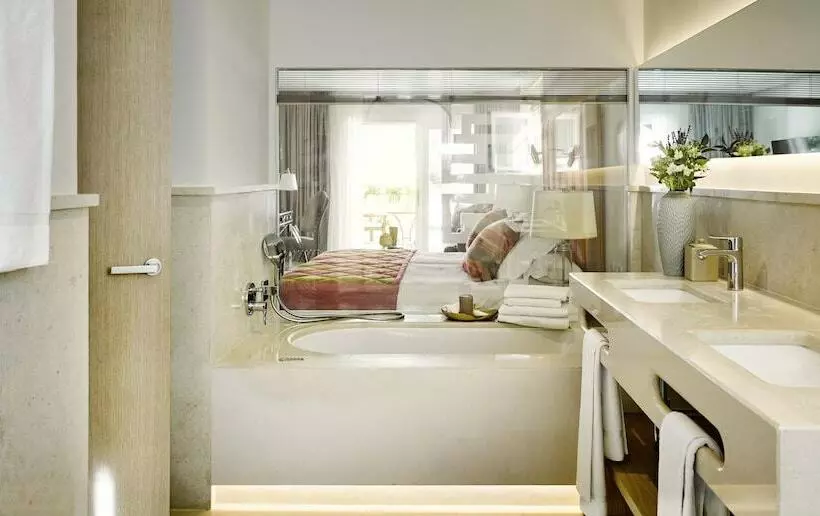 Juniorsuite Deluxe Side met uitzicht op zee, Puente Romano Marbella