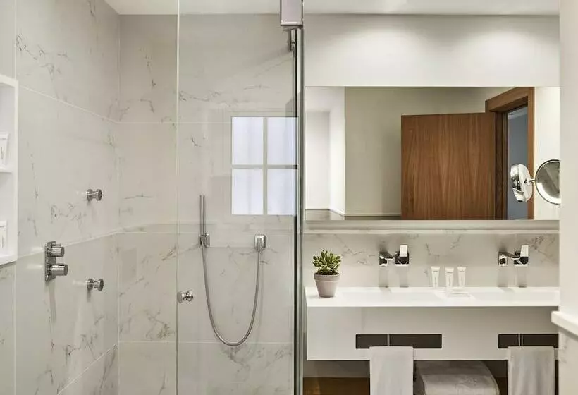 Juniorsuite Deluxe Side met uitzicht op zee, Puente Romano Marbella