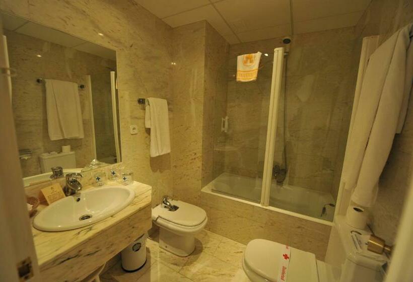 اتاق استاندارد سه نفره, Puerta De Segovia