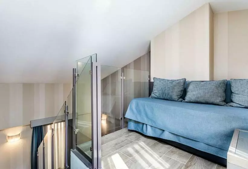 Standard Triple Room with Terrace, Reina Cristina