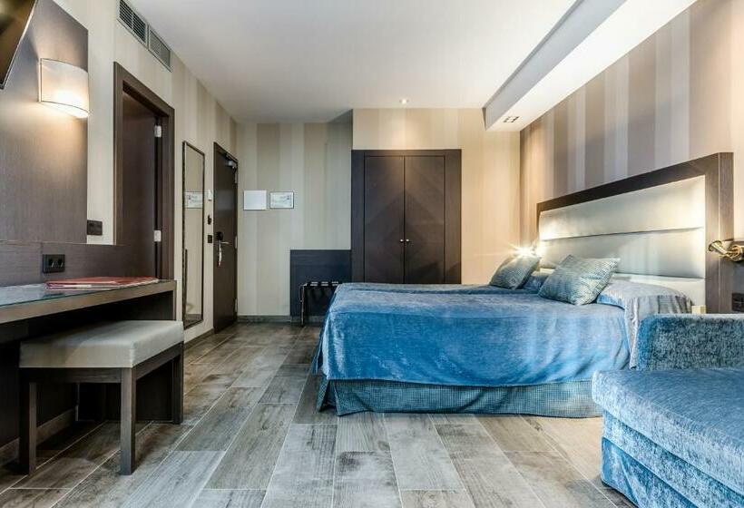 Standard Triple Room with Terrace, Reina Cristina