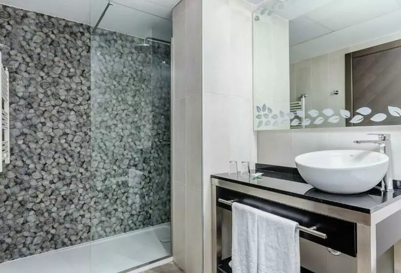 Standard Triple Room with Terrace, Reina Cristina