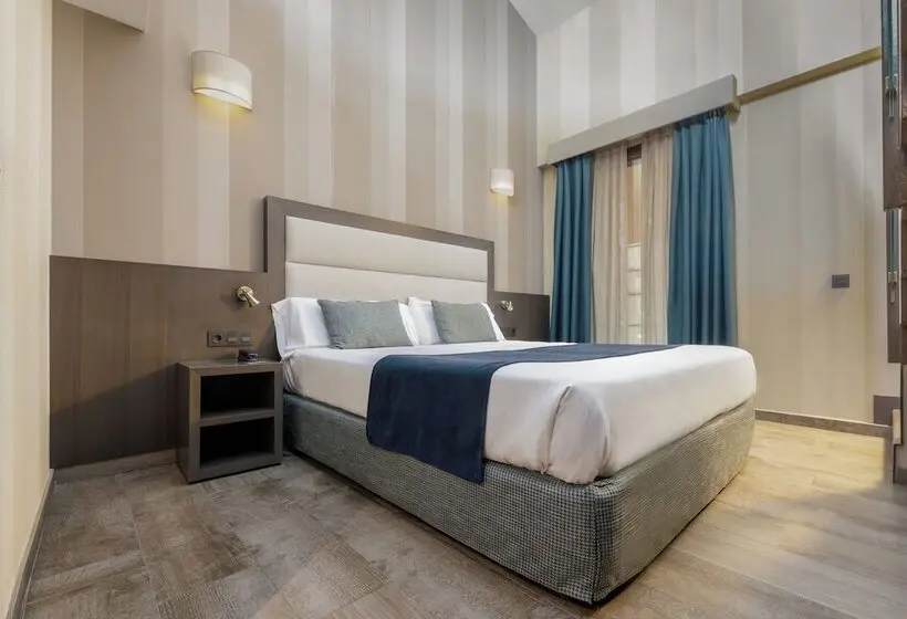 Standard Triple Room with Terrace, Reina Cristina