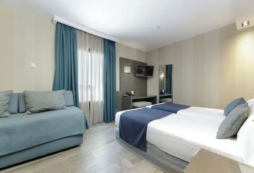 Standard Triple Room with Terrace, Reina Cristina