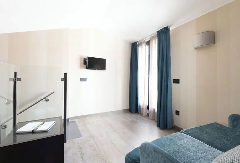 Standard Triple Room with Terrace, Reina Cristina