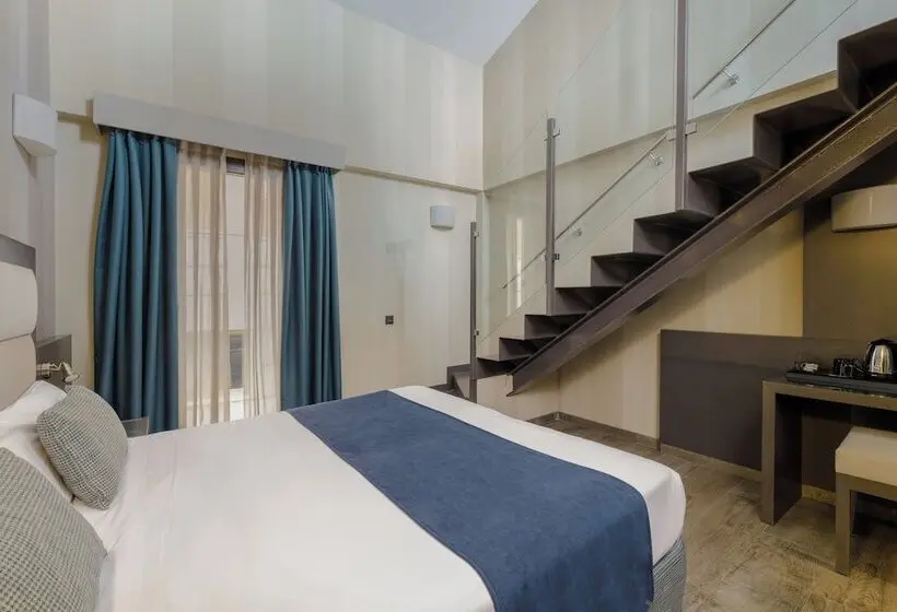 Standard Triple Room with Terrace, Reina Cristina