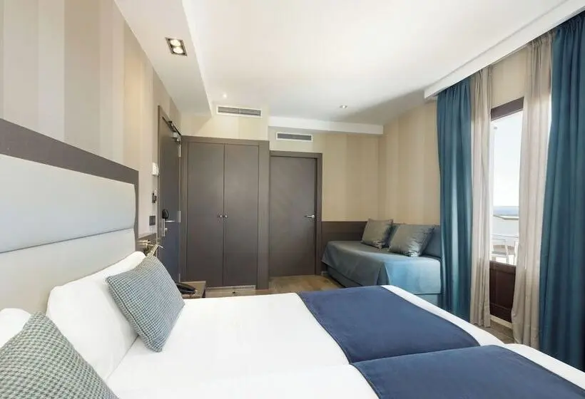 Standard Triple Room with Terrace, Reina Cristina