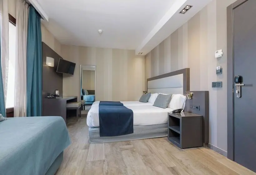 Standard Triple Room with Terrace, Reina Cristina