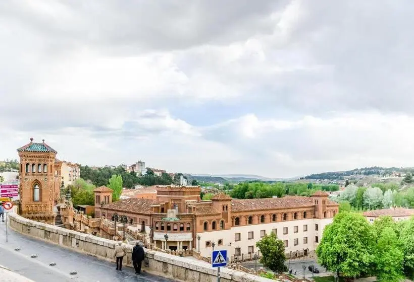 سوئیت با بالکن, Reina Cristina