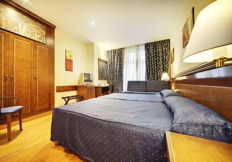 Standard Triple Room, Óbal Urban