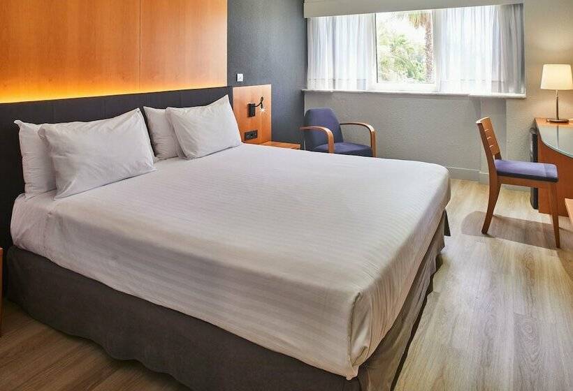 舒适房间带泳池景, Silken Alandalus Palace