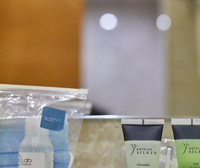 اتاق راحتی با چشم‌انداز استخر, Silken Alandalus Palace