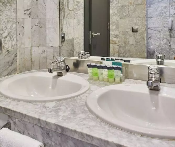 اتاق استاندارد سه نفره, Eurostars Al-Ándalus Palace
