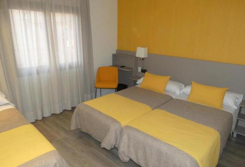 اتاق استاندارد سه نفره, Zeus