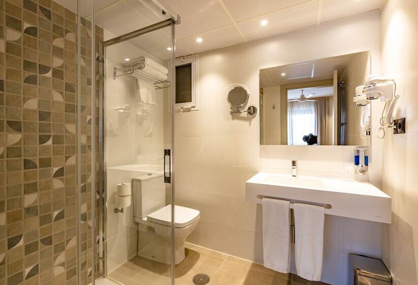 اتاق استاندارد سه نفره, Zeus