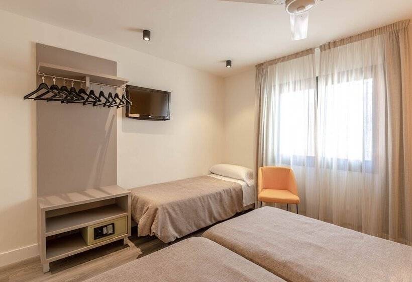 اتاق استاندارد سه نفره, Zeus