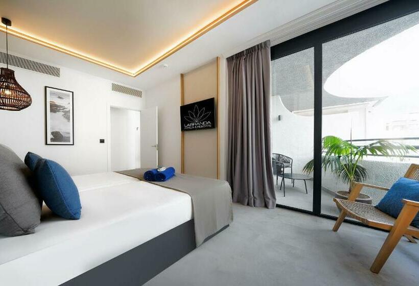 غرفة عائلية مطلّة علي حمام السباحة, Labranda Suites Costa Adeje