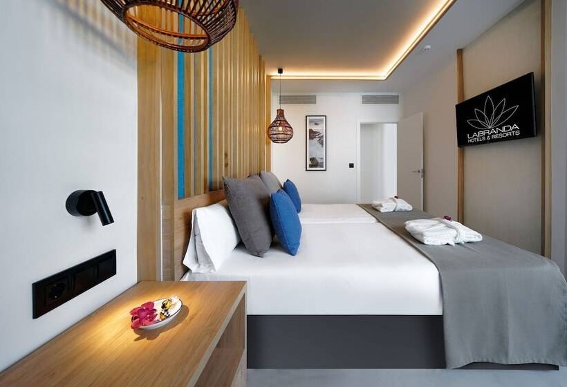 غرفة عائلية مطلّة علي حمام السباحة, Labranda Suites Costa Adeje