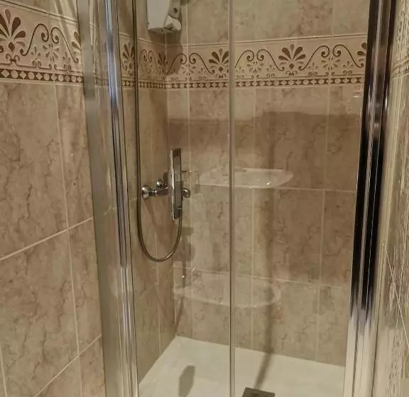 اتاق استاندارد چهارنفره با بالکن, Hostal Plaza