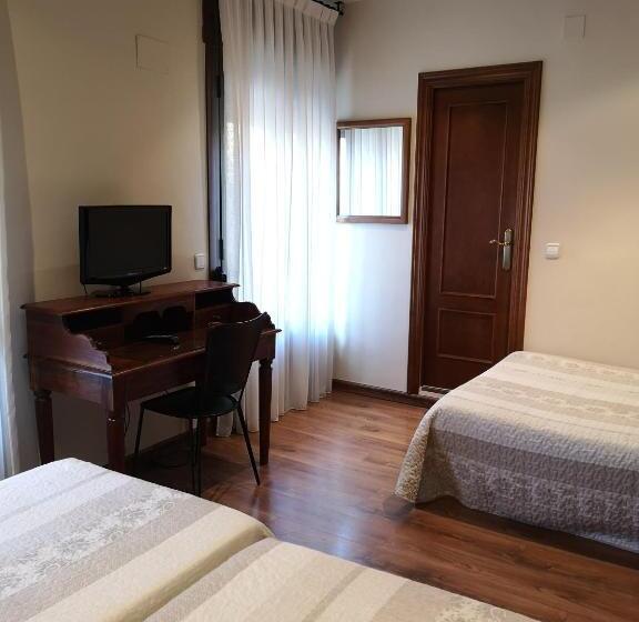 غرفة قياسية رباعية مزودة بشُرفة, Hostal Plaza