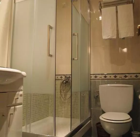 اتاق استاندارد چهارنفره با بالکن, Hostal Plaza
