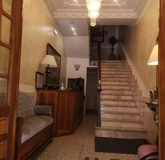 اتاق استاندارد چهارنفره با بالکن, Hostal Plaza