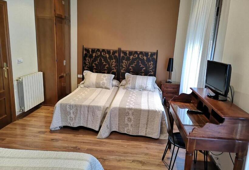 غرفة أساسية ثلاثية, Hostal Plaza